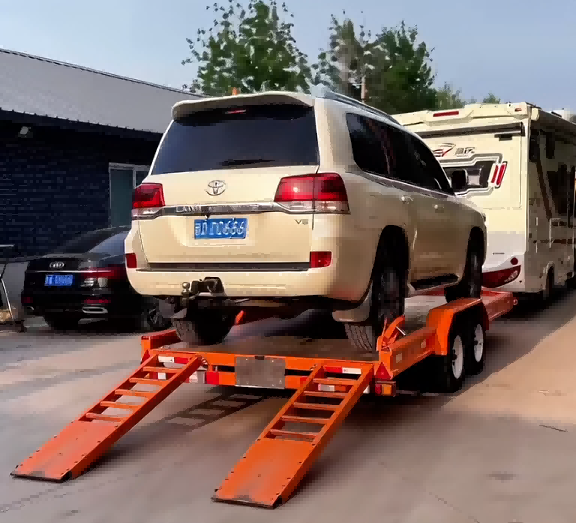 Приколка со рамно лежиште со тандем оска од 3 тони